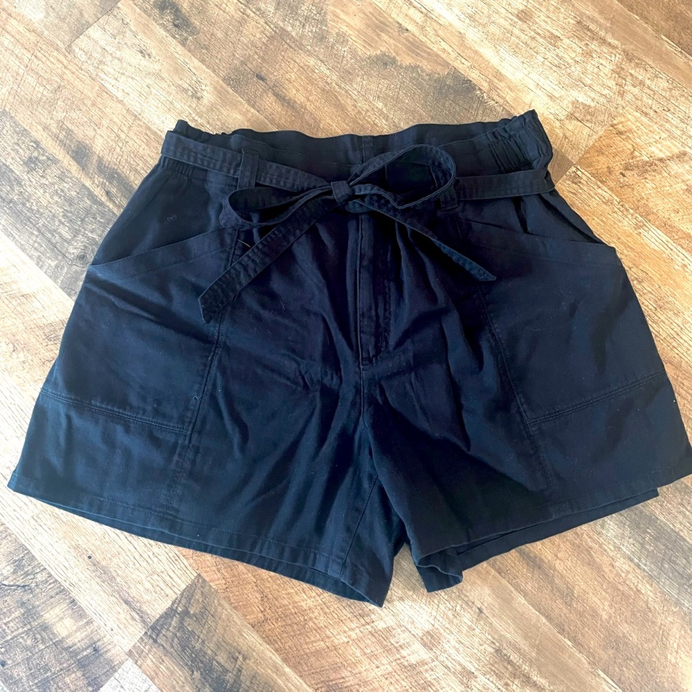 Super cute old navy tie waste shorts, never worn
